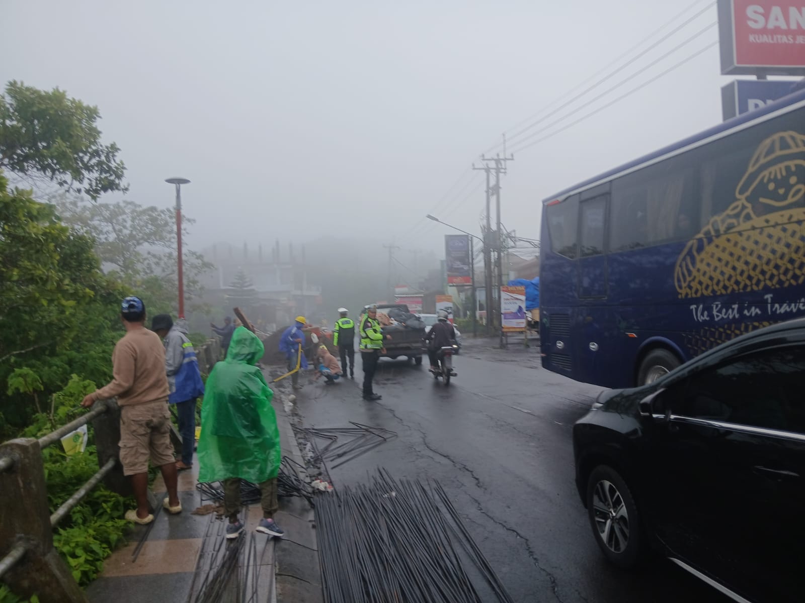Waspada Jalur Penelokan! Ada Jalan Jebol – Polisi Berlakukan Buka-Tutup