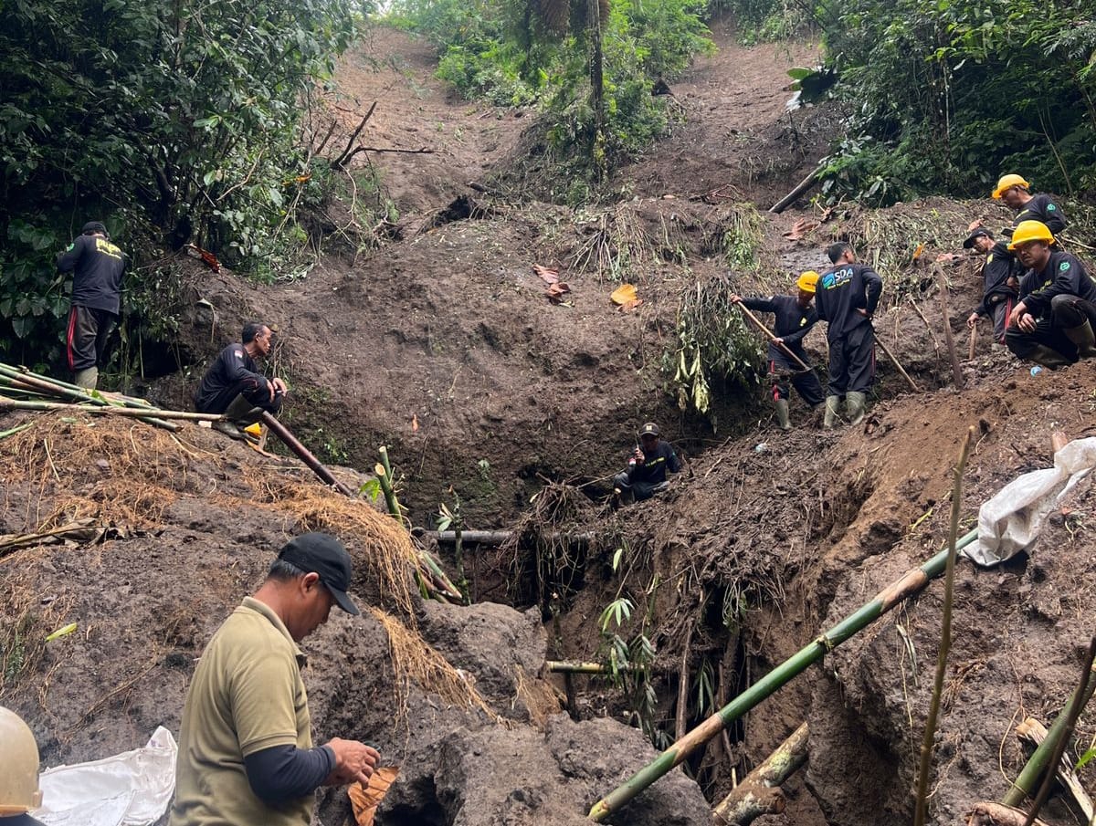 Air Sawah Sempat Tersumbat! TRC PUPR Gianyar Berjibaku Bersihkan Longsor di Jalur Irigasi Payangan