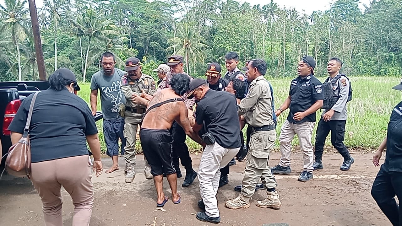Warga dan Polsek Susut Bangli Amankan ODGJ Mengamuk