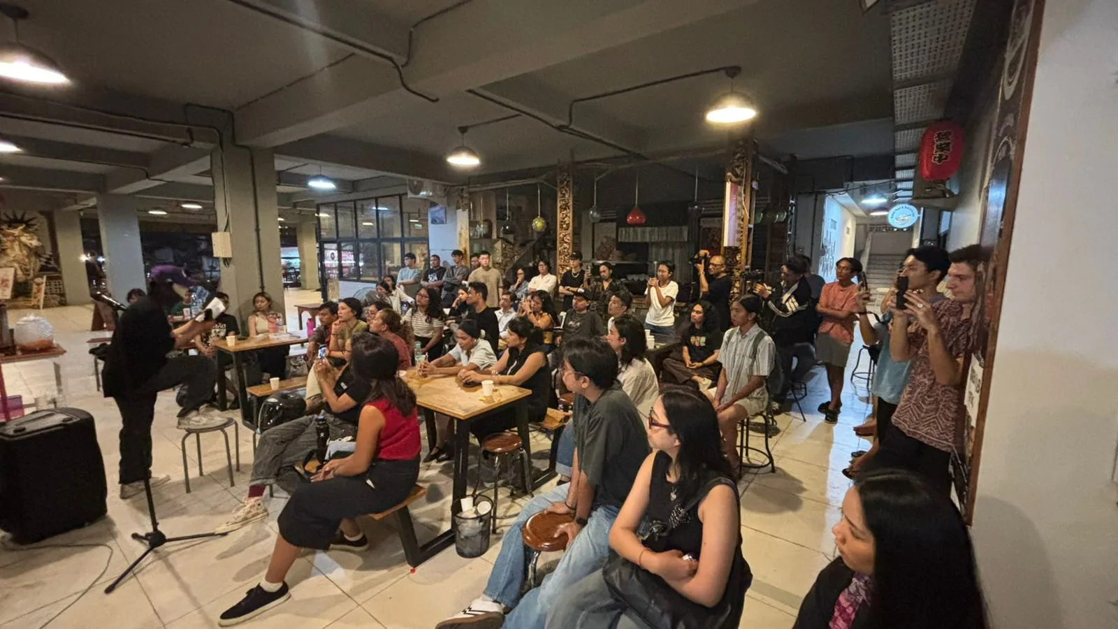 Saat Bahasa Prancis & Bali Bertemu: Mengintip Hangatnya Malam Puisi di Partikular