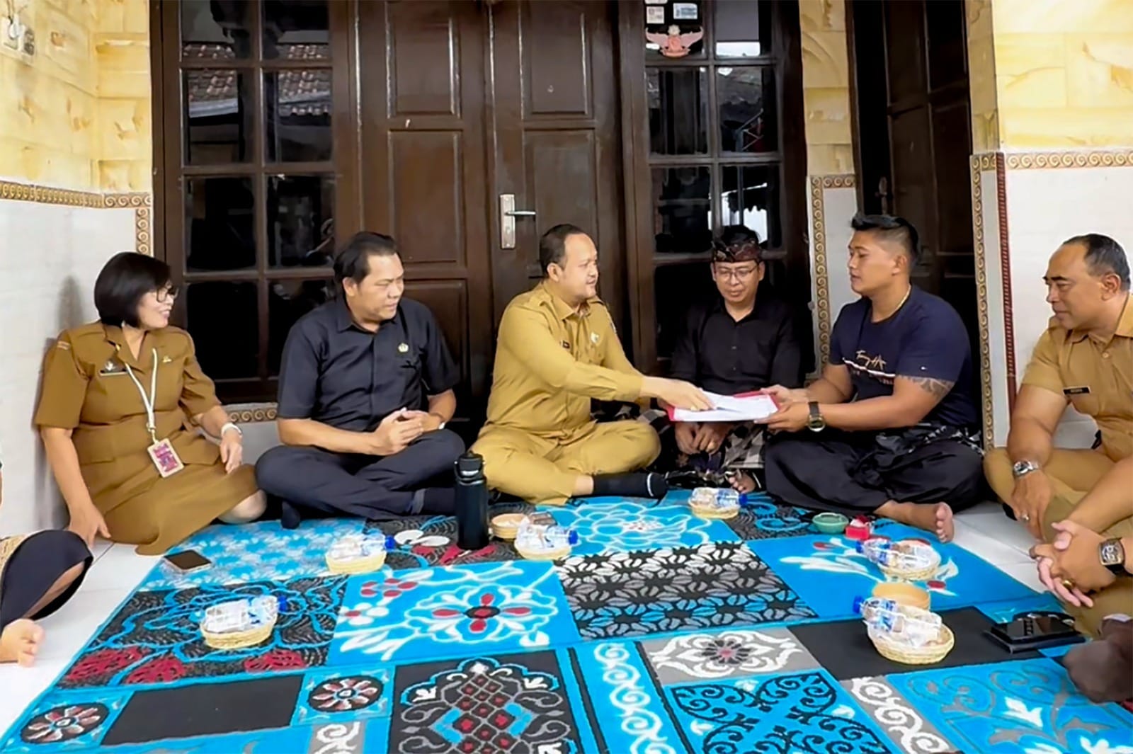 Gus Bota Sambangi Rumah Duka di Kapal, Serahkan Santunan Rp 15 Juta & Akta Kematian