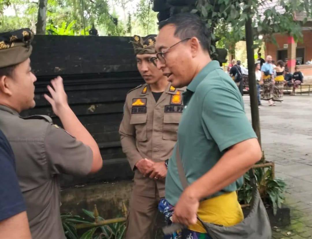 Disergap Diam-diam di Tirta Empul, Pramuwisata Ilegal Ketahuan Pandu 18 Turis China