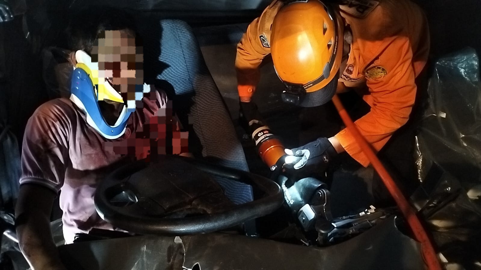 Evakuasi 2 Pria Terjepit Truk Tronton di Labuan Sait, Begini Kondisinya