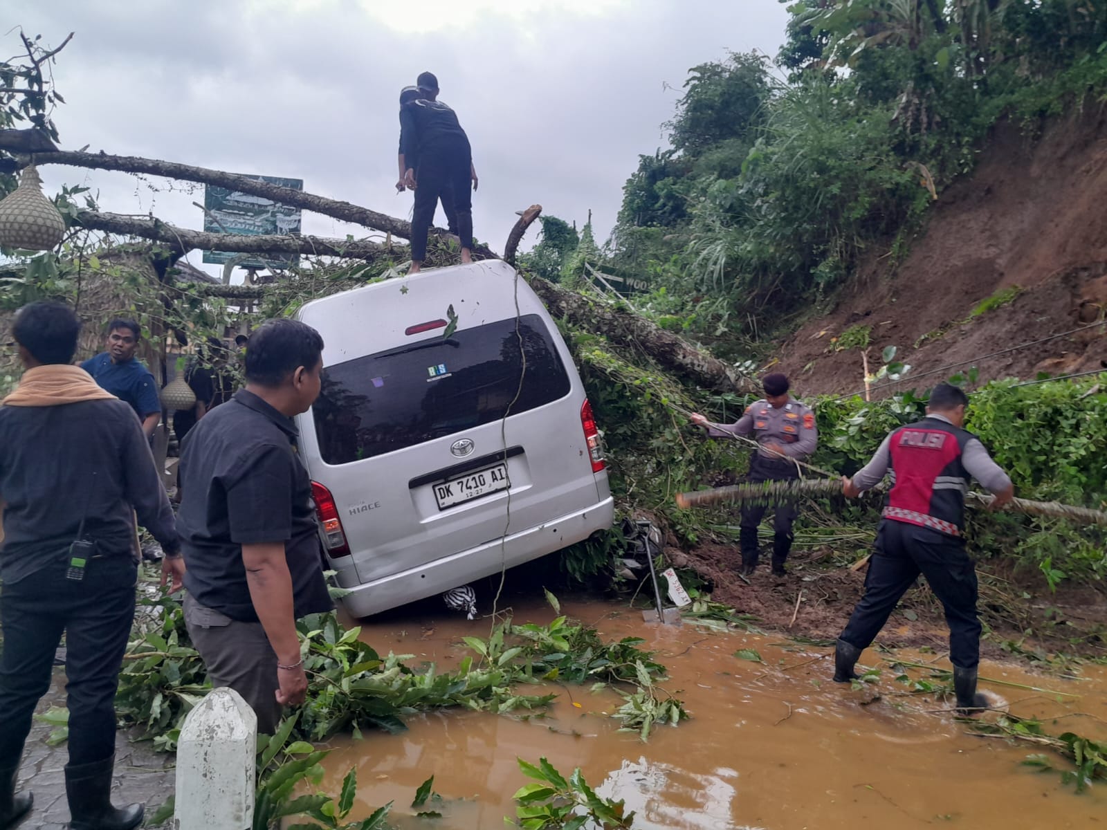 Hujan Deras Picu Longsor di Wisata Ceking Tegallalang, Polres Gianyar Turun Tangan