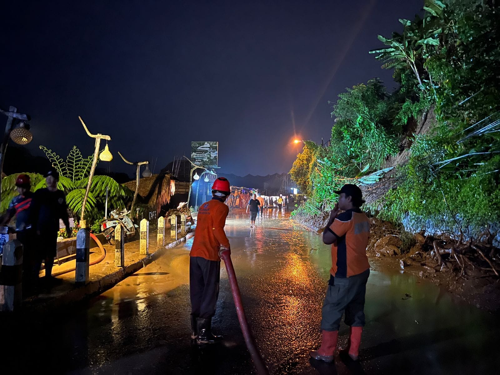 Hujan Lebat Picu Longsor di Ceking, Penanganan Berlangsung Hingga Dini Hari