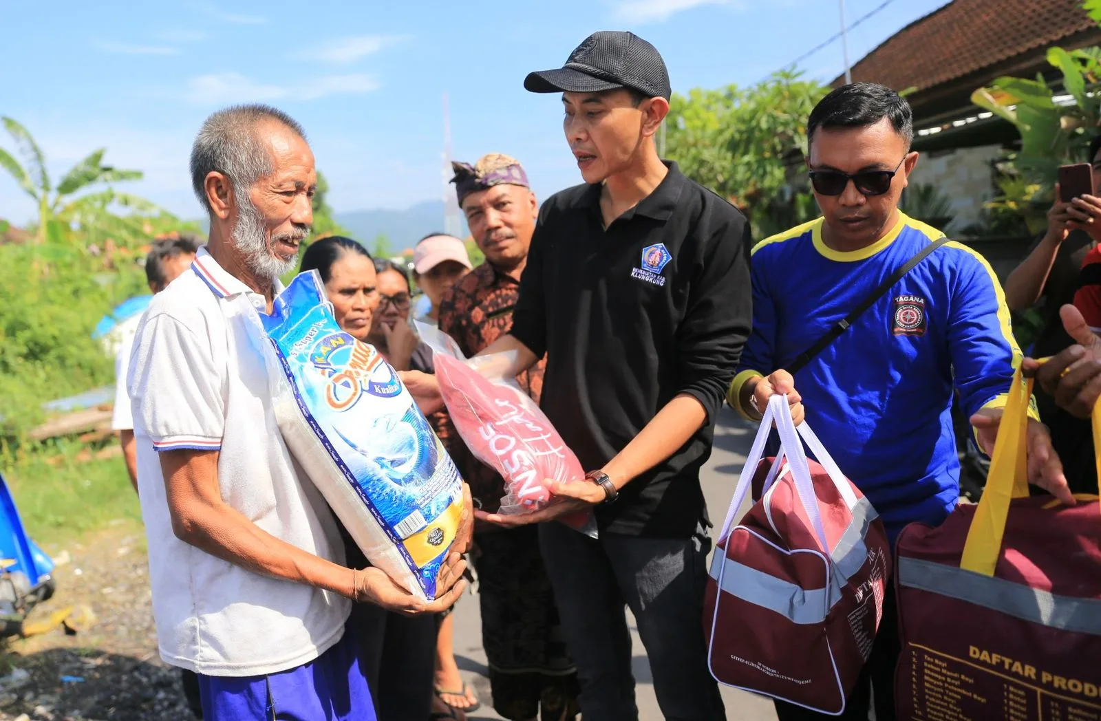 12 KK Terdampak Abrasi Pantai, Wabup Tjok Surya Kucurkan Bantuan