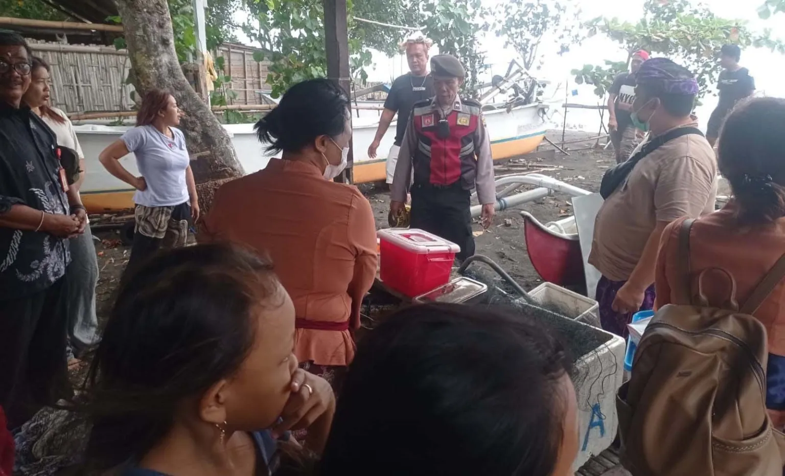 Ibu Diduga ODGJ Lahirkan Bayi Laki-Laki di Bawah Pohon Ketapang Pantai Sangsit