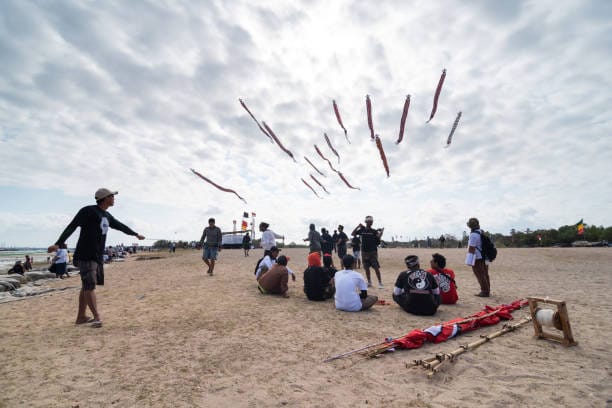 Bahasa Bali Gaul 101: Kenapa Anak Denpasar Sering Bilang ‘Khe’ Bukan ‘Cai’?