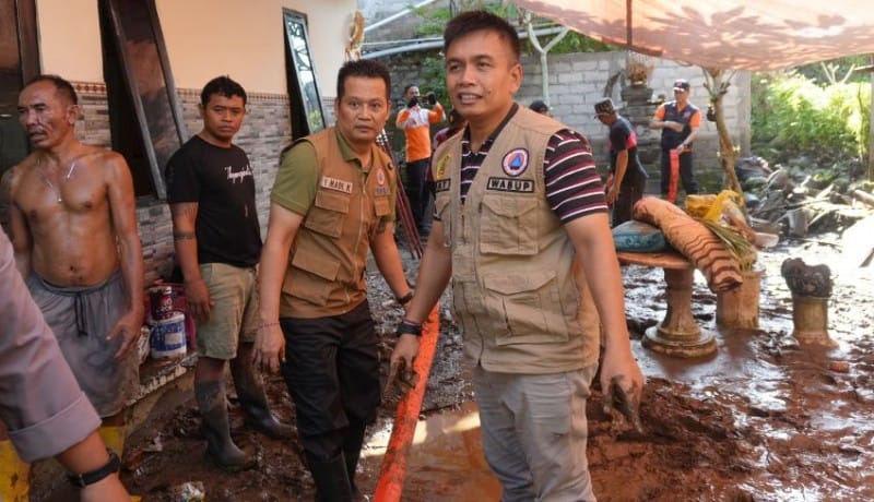 Bupati Kembang Turun Bersihkan Lumpur, Pimpin Gotong Royong Pascabanjir Pekutatan