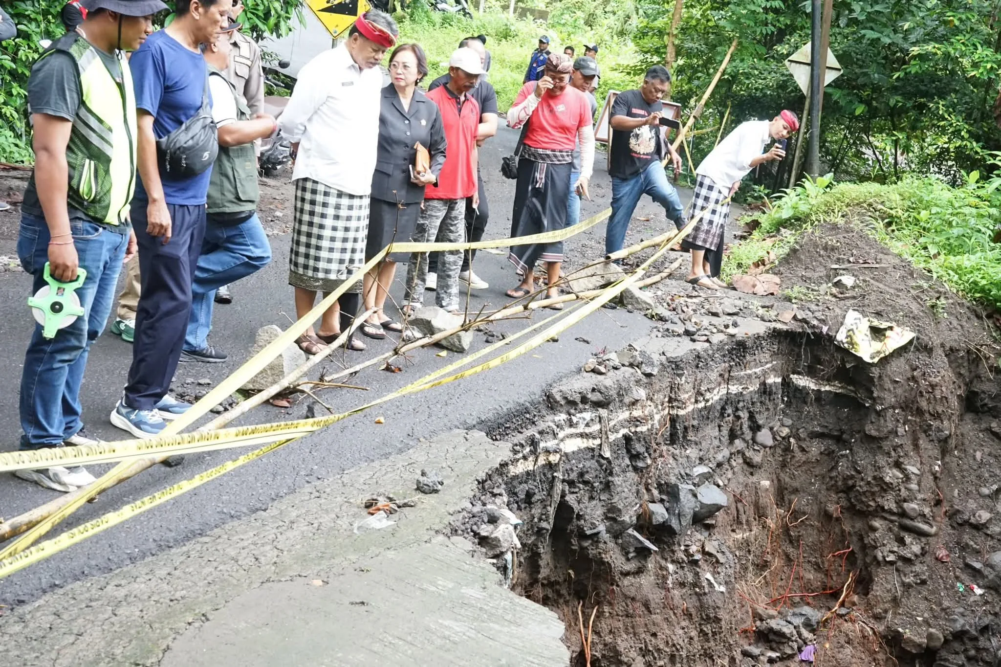 Jalan Vital di Banjar Anyar Tabanan Putus Akibat Longsor