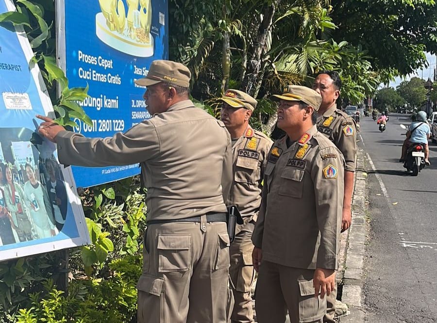 Klungkung ‘Bersih-bersih’! Satpol PP Sikat Puluhan Baliho Kadaluwarsa – Pedagang Liar