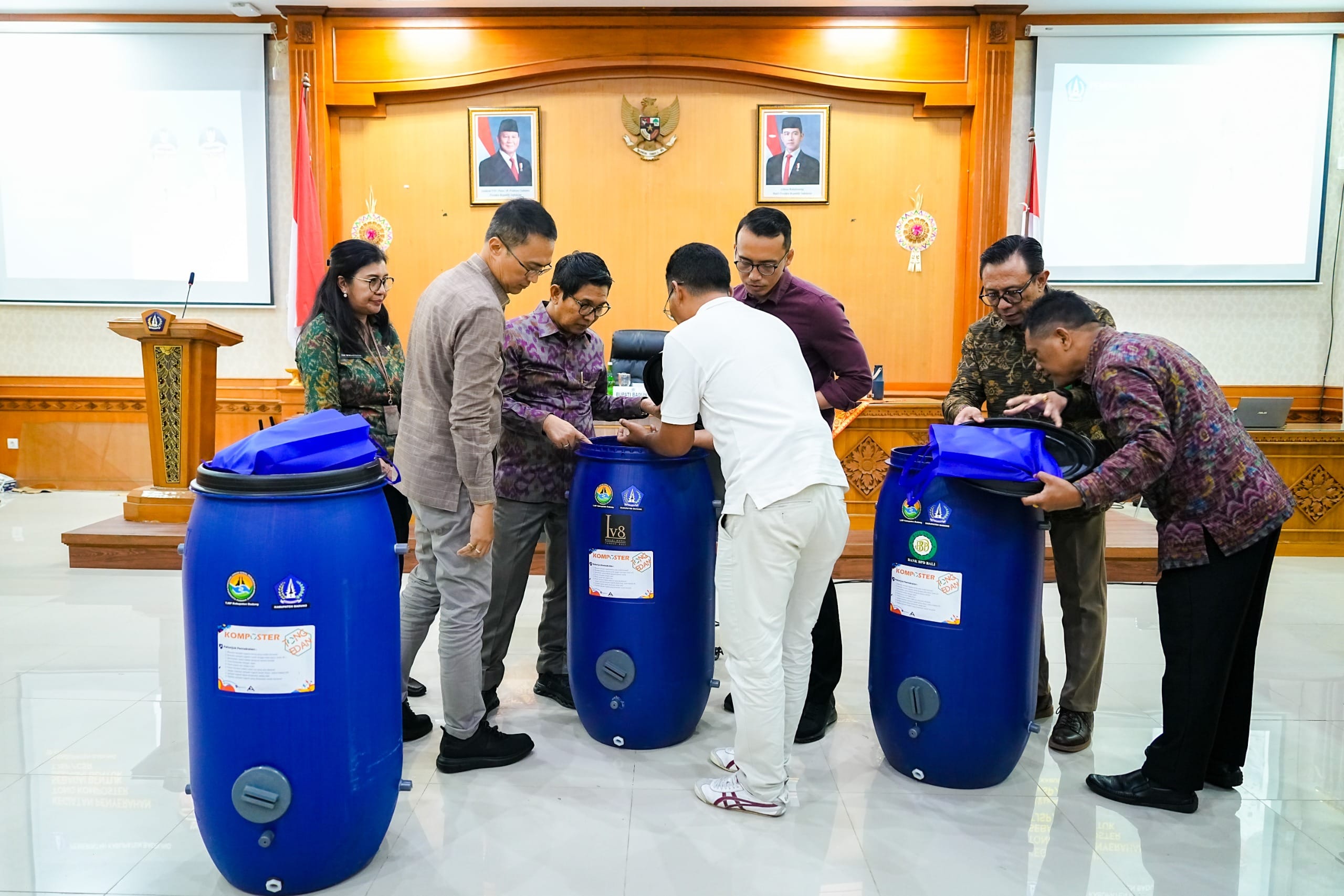 TPA Suwung Segera Ditutup, Bupati Badung Bagi-bagi 677 Tong Komposter ke Warga