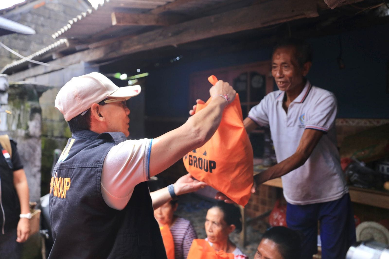 Ringankan Beban Warga, Bupati Satria Salurkan Sembako bagi Korban Abrasi Pantai Monggalan