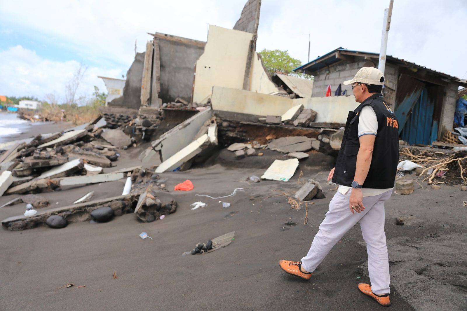 Rumah Warga Hancur Diterjang Gelombang, Bupati Satria ‘Gedor’ BWS Percepat Tanggul Kusamba