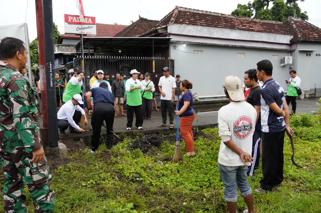 Ibu Putri Koster Ajak Warga Bali Rutin Bersih Lingkungan Lewat Gerakan Kulkul