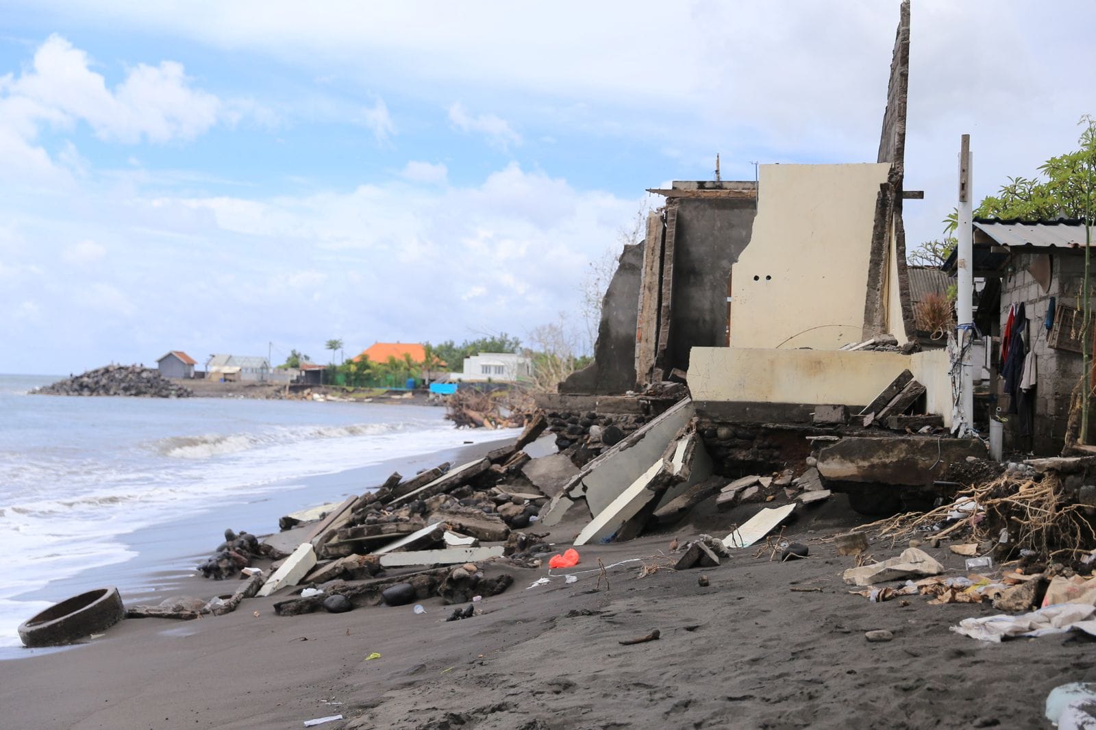 Pantai Mongalan ‘Ditelan’ Abrasi, Bupati Made Satria Cari Celah Anggaran ke BWS Bali Penida