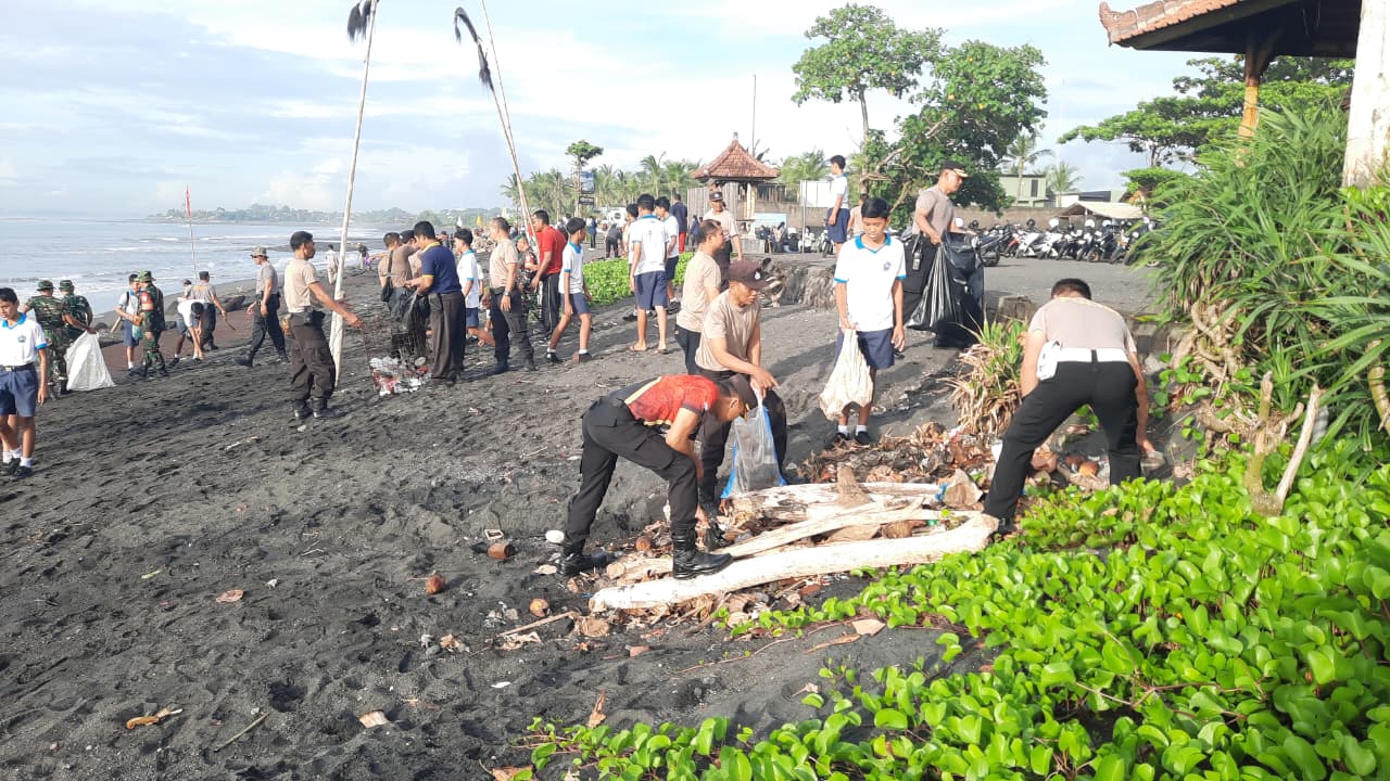 Sampah Kiriman Naik, Giliran Pantai Purnama Diserbu Personel TNI-Polri hingga Mahasiswa
