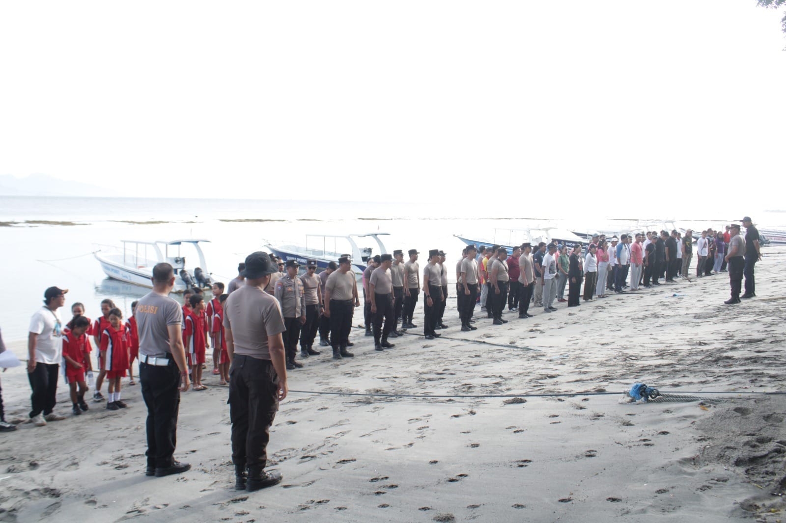 Komitmen Jaga Wajah Pariwisata Bali , Polsek Nusa Penida Gandeng Pelajar Bersihkan Pantai Tanah Bias