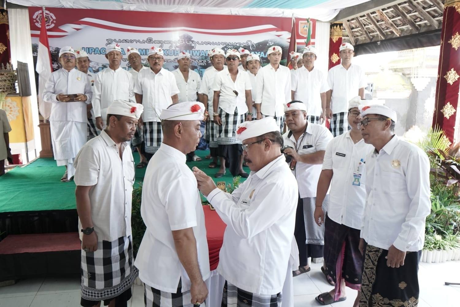 Kukuhkan Prajuru Desa Adat Karangasem 2026–2031, Sekda Sedana Merta Tekankan Peran Strategis Desa Adat sebagai Pilar Budaya