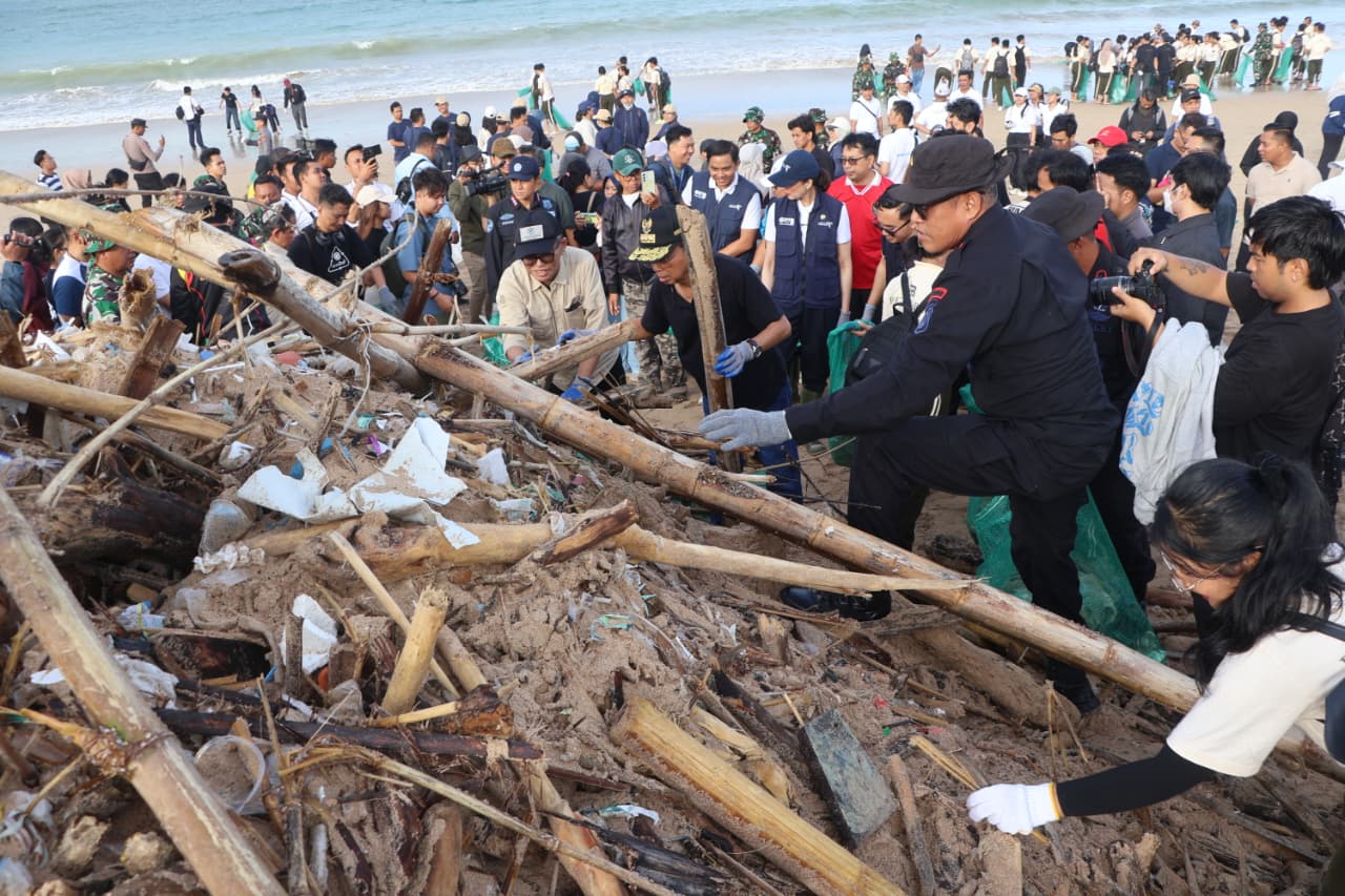 Koster Instruksikan Pembentukan Satgas Sampah Pantai: Petugas dan Alat Berat Harus Standby!