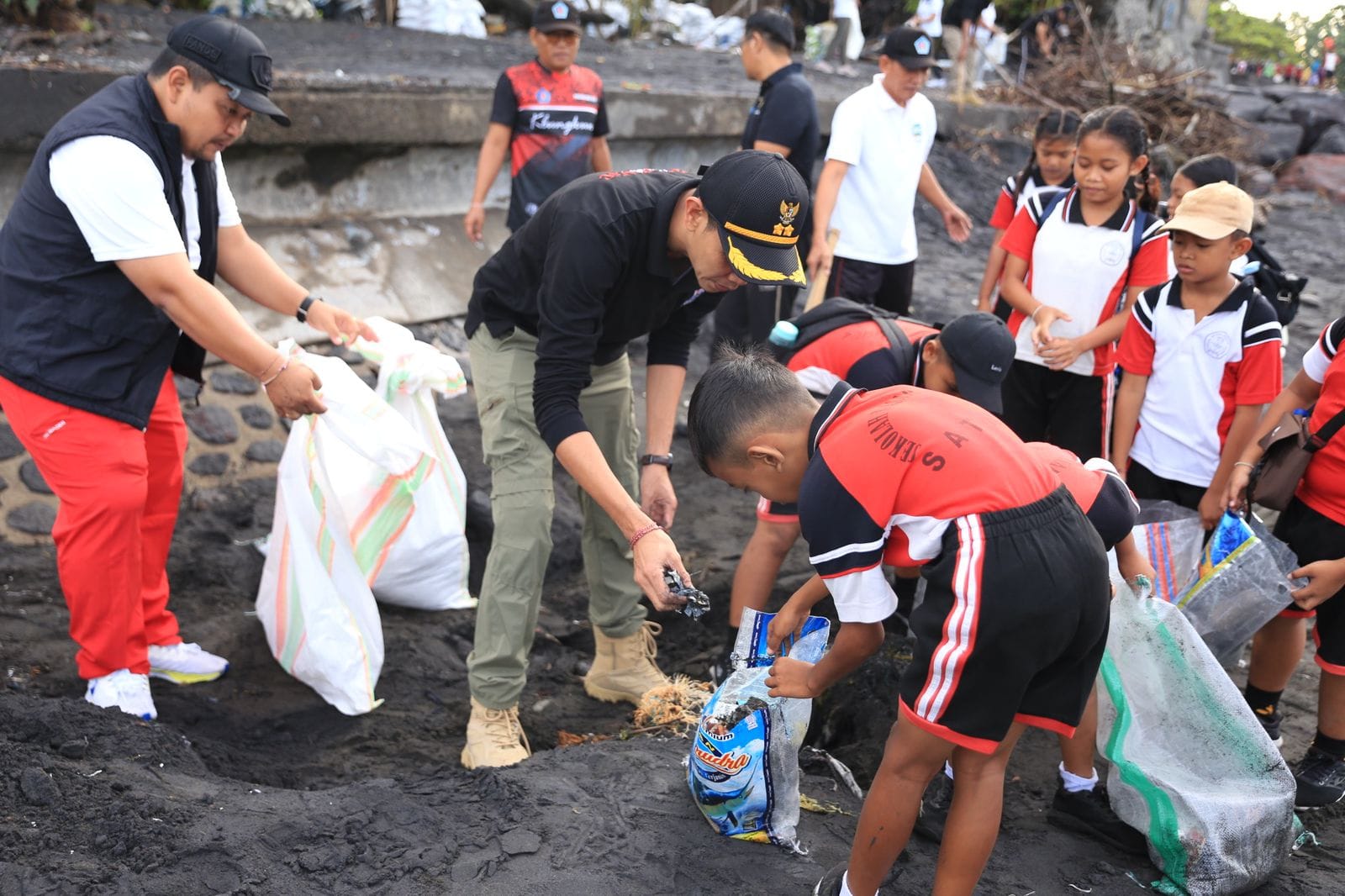 Wabup Tjok Surya Pimpin Aksi Bersih Pantai Watu Klotok