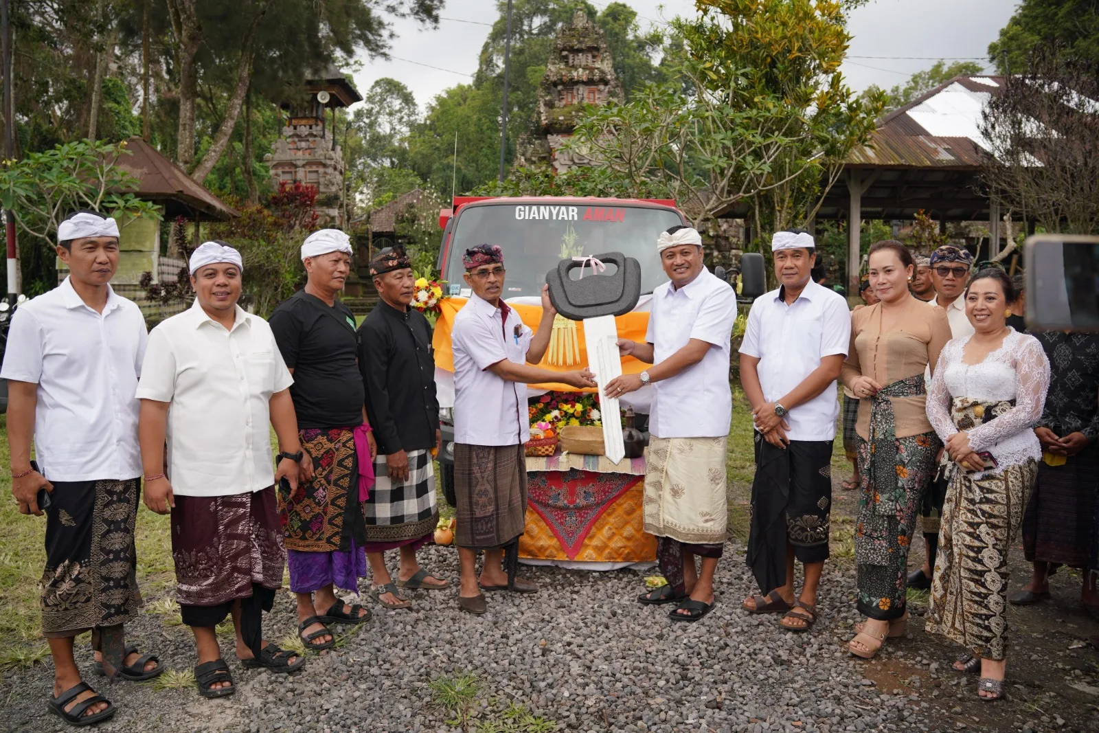 Serahkan Truk Sampah ke Desa Adat, Mahayastra Pinta Selesaikan Sampah dari Sumbernya