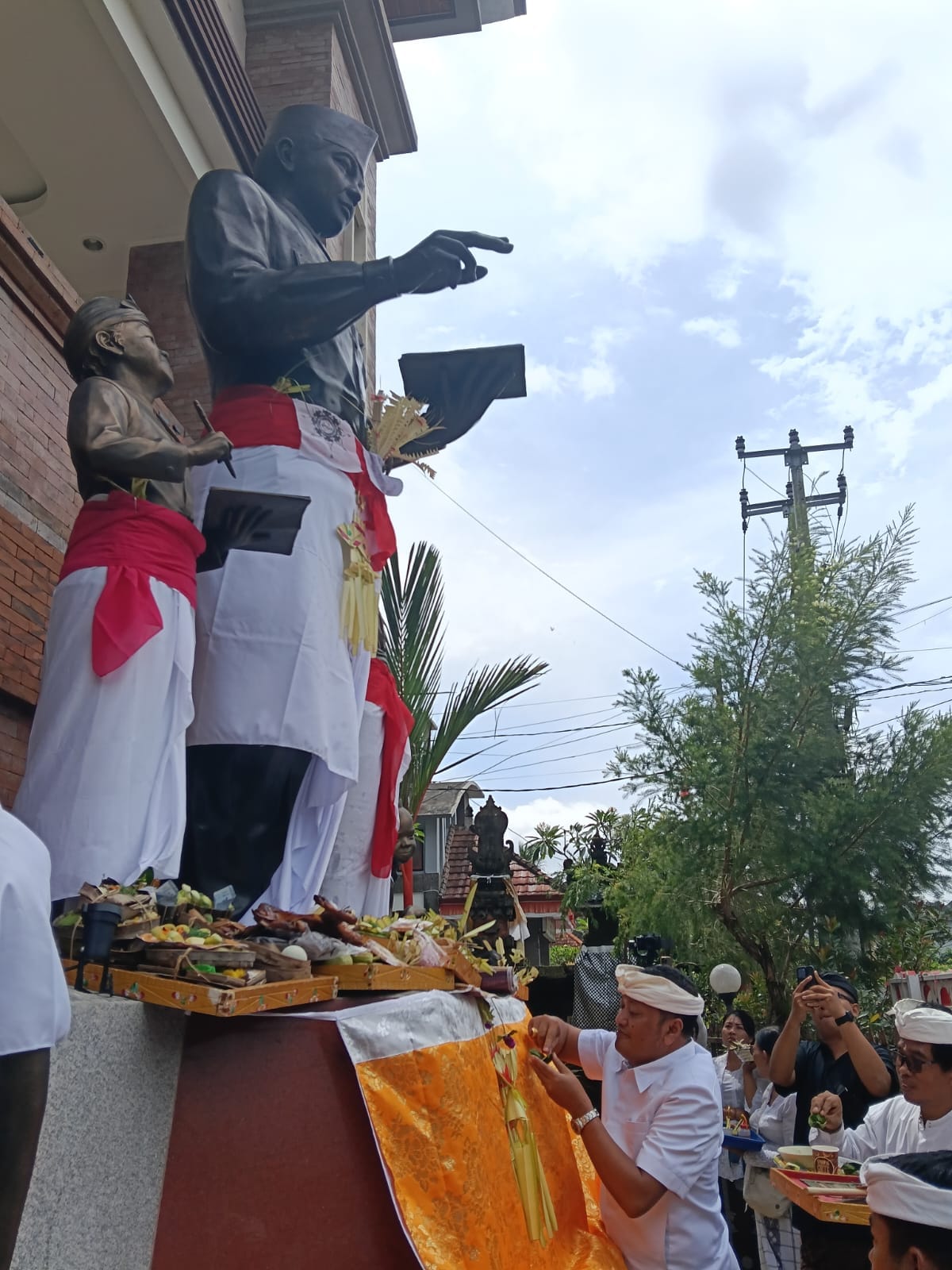 Mahayastra Resmikan Patung ‘Soekarno Mendidik Anak’, di Perpustakaan Daerah – Simbol Literasi di Nawaksara
