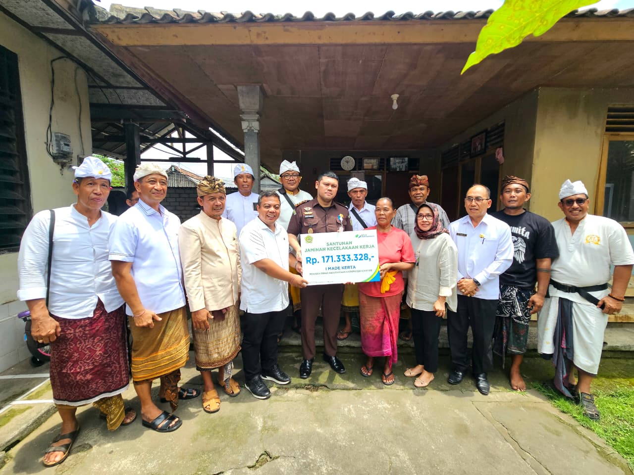 Sekda Gianyar Gandeng Kajari Sasar Pengusaha Bandel, Langsung Serahkan Santunan Rp 171 Juta!