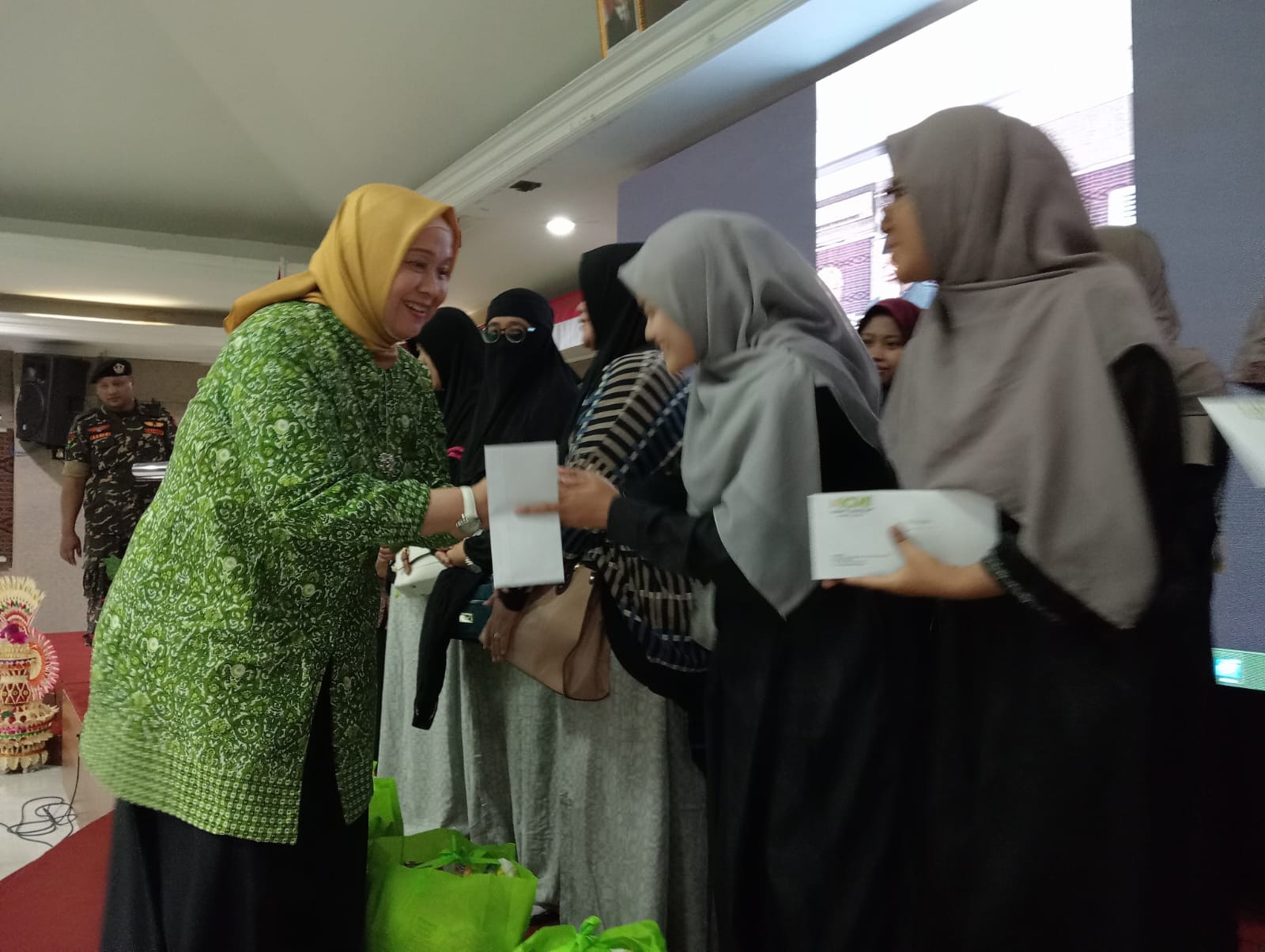 Sentuhan Kasih di Bulan Suci: ICMI Bali Rangkul Guru Ngaji dan Disabilitas Lewat Paket Ramadhan Berkah