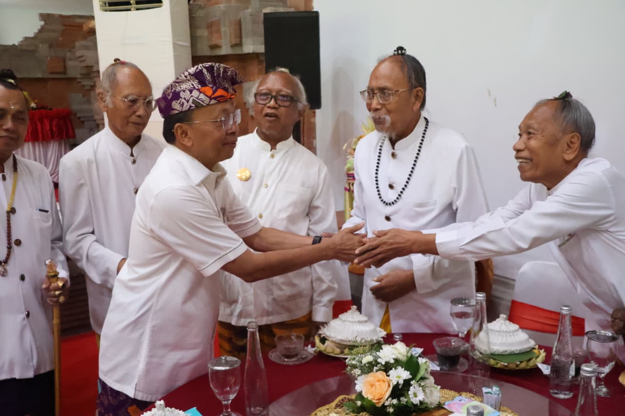 Gubernur Koster: Pemerintah Wajib Fasilitasi Kebutuhan Sulinggih demi Jaga Budaya Bali