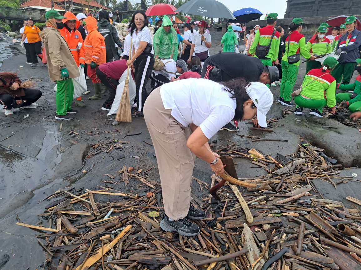 Jaga Keberadaan Destinasi Wisata Pesisir, TP PKK Badung Bersihkan Sampah Sempadan Pantai Desa Cemagi