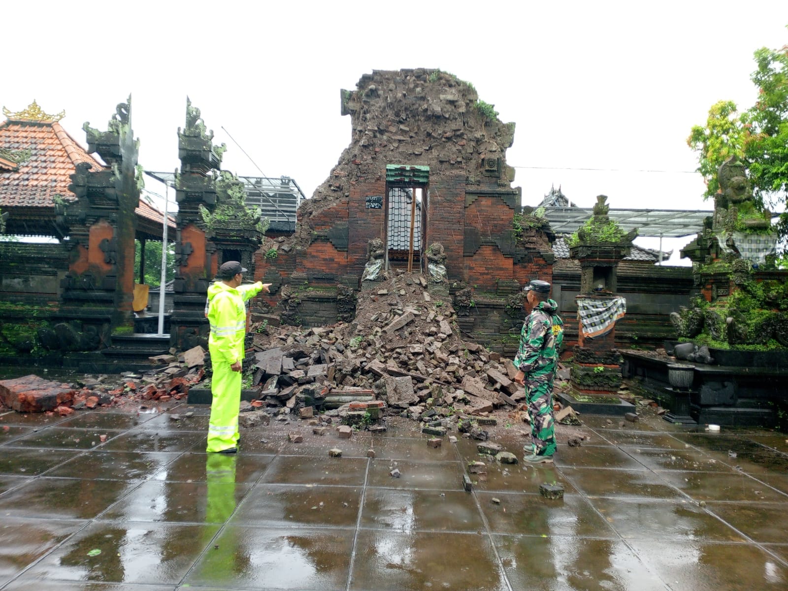 Puing-Puing Menimpa Pelinggih, Begini Kondisi Pura Dalem Kauh Saba Usai Diterjang Cuaca Ekstrem
