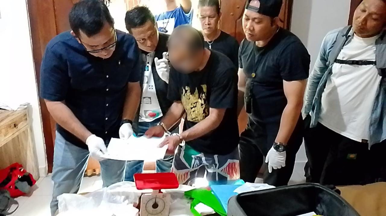 Polresta Denpasar Sita 1,4 Kg Kokain dari WNA Inggris dan Gulung Jaringan Ganja ‘Instagram’