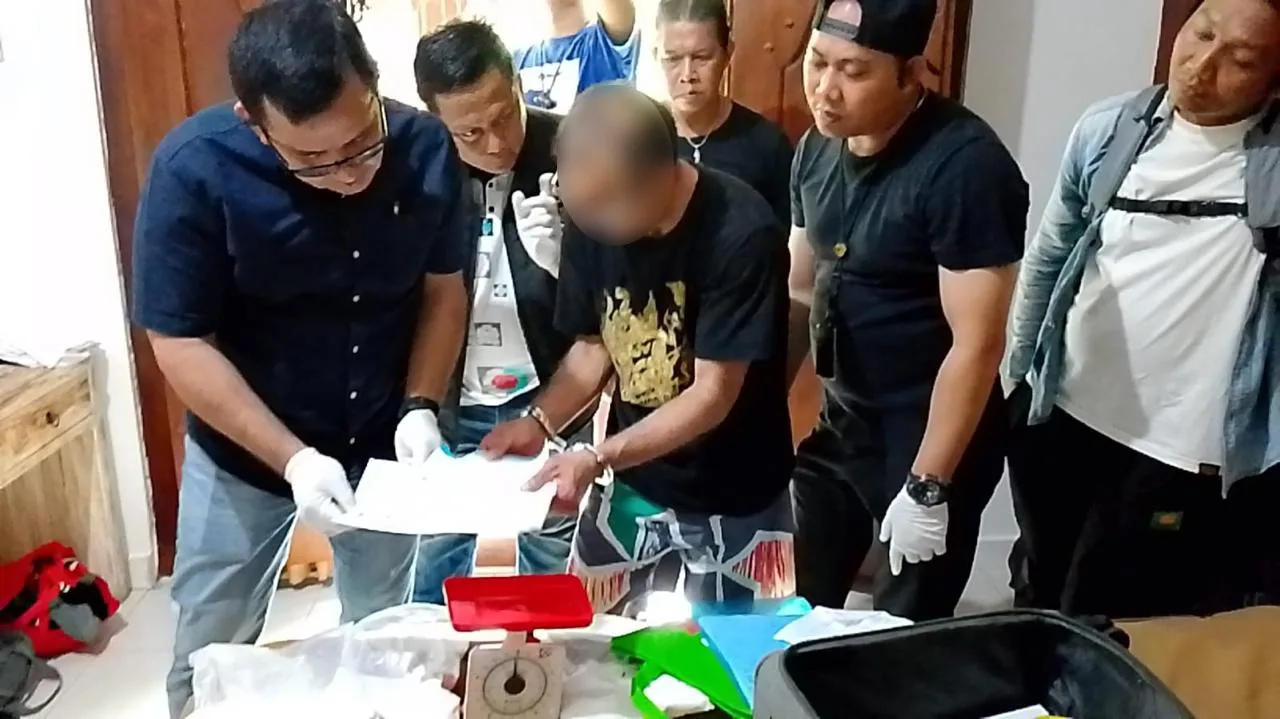 Polresta Denpasar Sita 1,4 Kg Kokain dari WNA Inggris dan Gulung Jaringan Ganja ‘Instagram’
