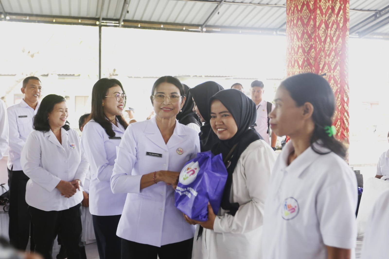 ‘Membina dan Berbagi’, Ny. Eva Satria Salurkan Sembako untuk Ratusan Kader Posyandu Klungkung