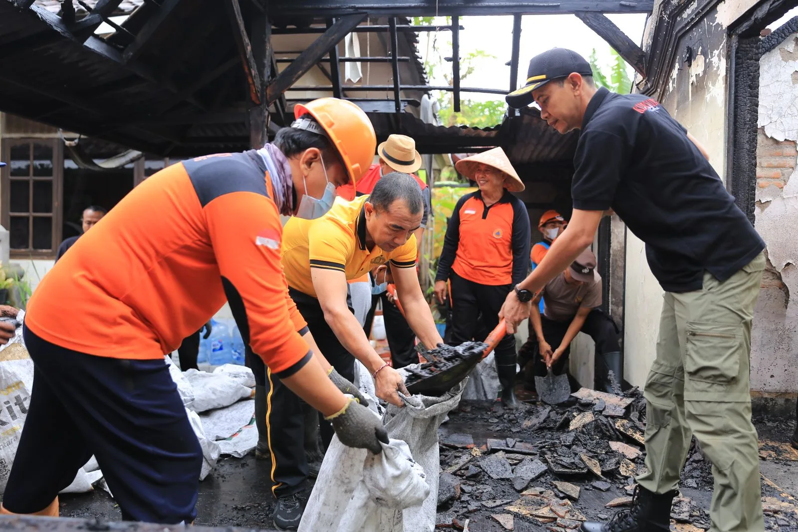 Wabup Tjok Surya Pimpin Puluhan Personel Bersihkan Puing Kebakaran di Budaga