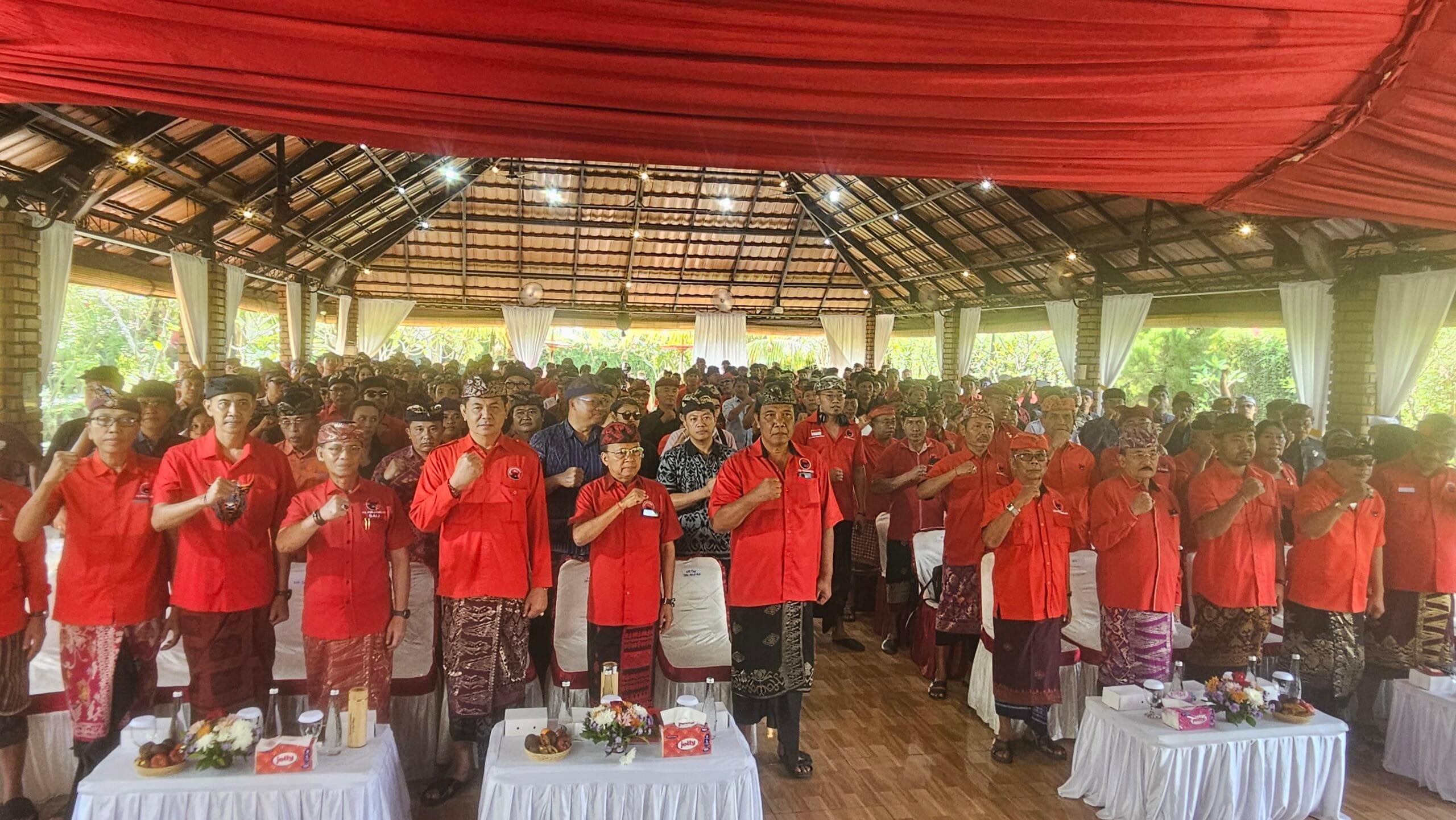 Koster Kukuhkan Ribuan Kader PDIP Klungkung, Haram Terlibat Korupsi – Wajib Bebas Narkoba