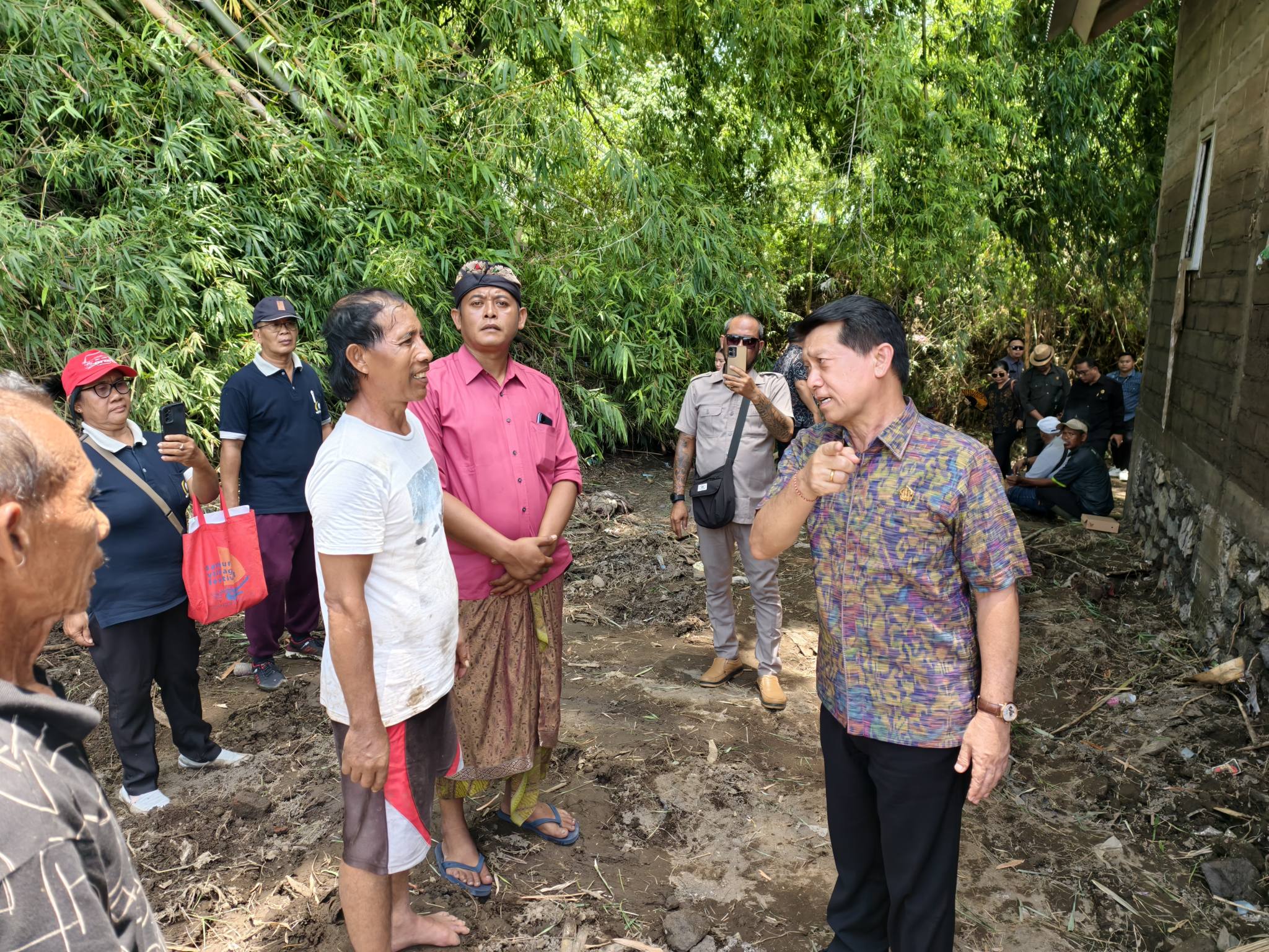 Sambangi Korban Banjir Buleleng, Nyoman Suwirta Desak Pemulihan Cepat dan Kajian Daerah Aliran Sungai