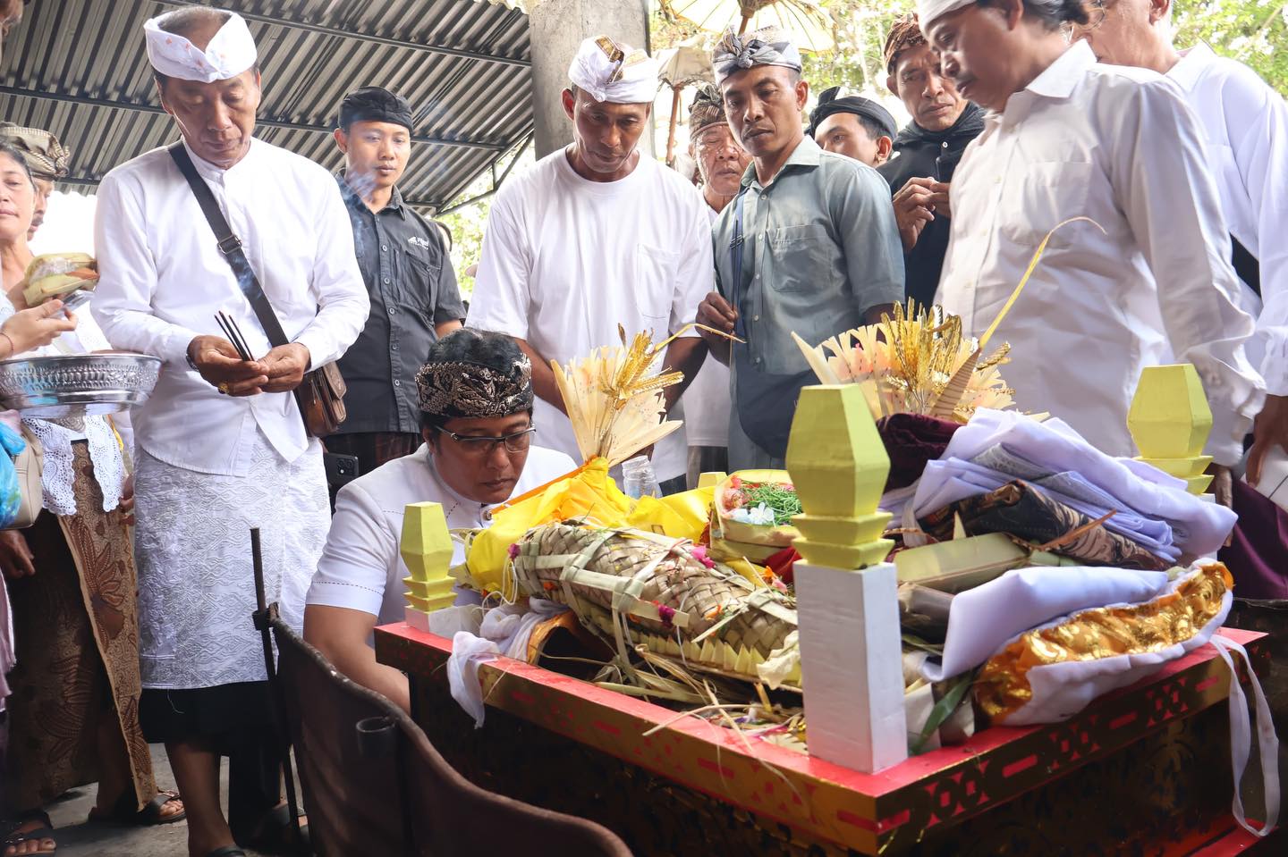 Berikan Penghormatan Terakhir, Wagub Giri Prasta Lakukan Prosesi Ngancung Api bagi Ida Pandita