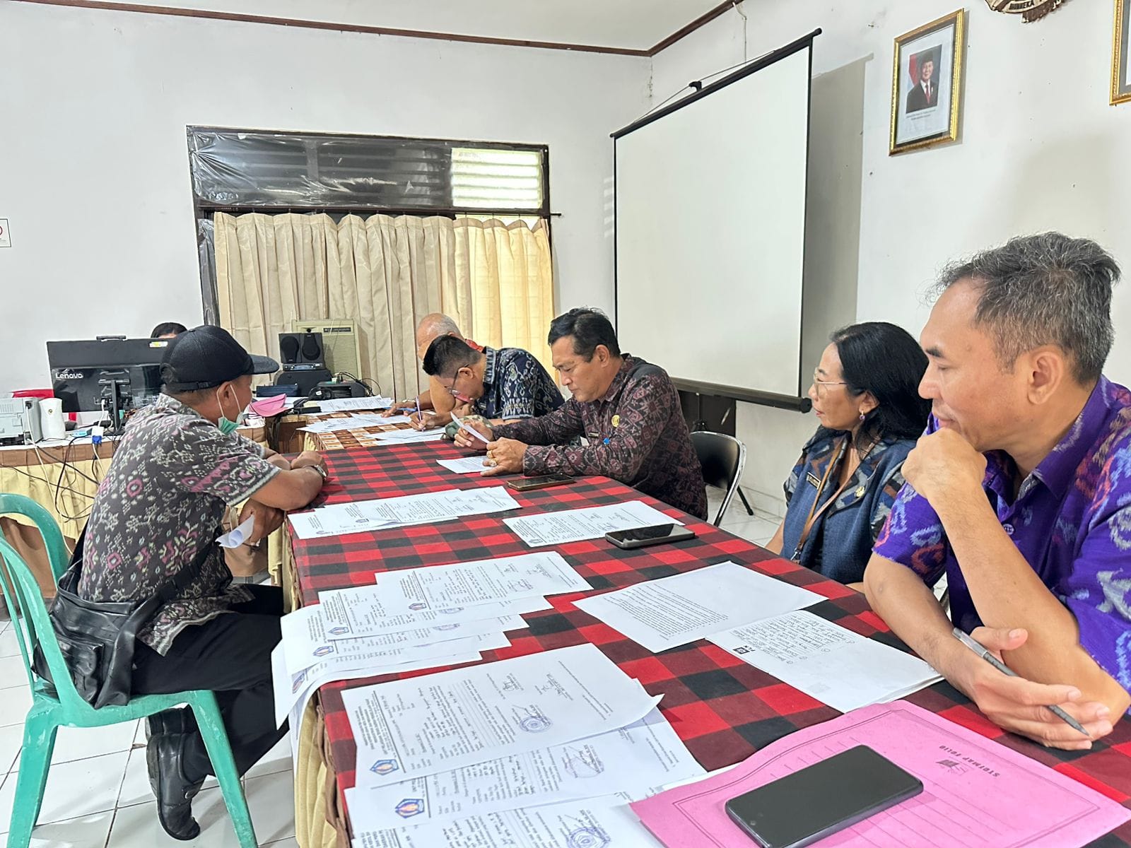 Bukannya Kerja Gali PAD, 4 Pegawai Ini Malah Asyik Tenggak Miras di Areal Pasar