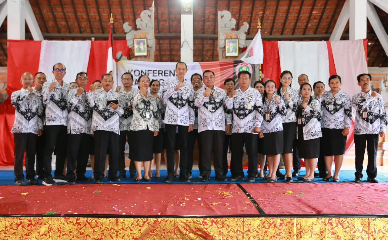 Demi Pendidikan, Tjok Surya Minta Anggota PGRI Klungkung Terus Tingkatkan Kapasitas