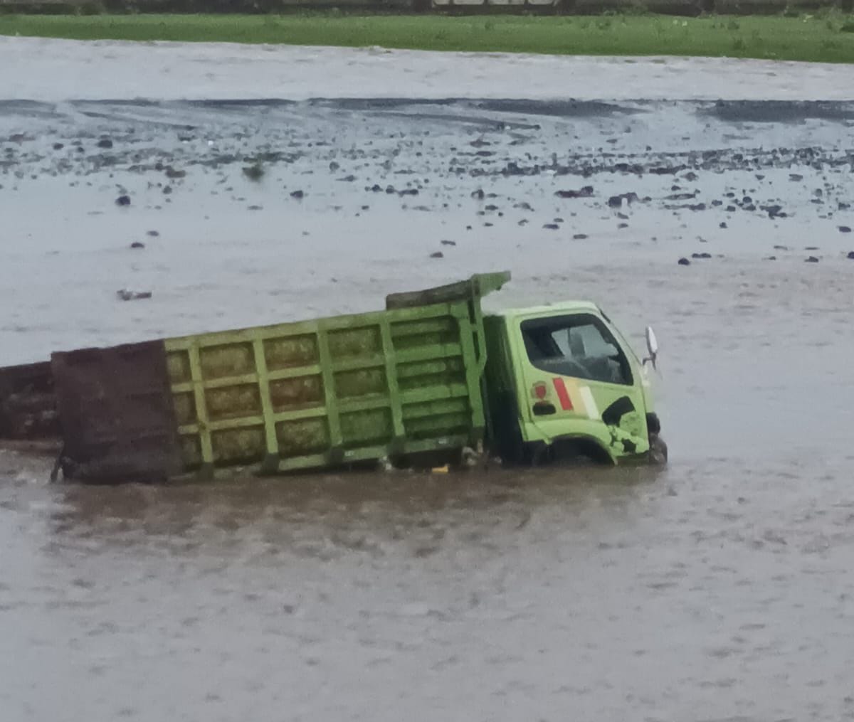 Berniat Cuci Truk di Sungai, Sopir Asal Banyuwangi Pasrah Kendaraannya Terseret Arus Kali Unda