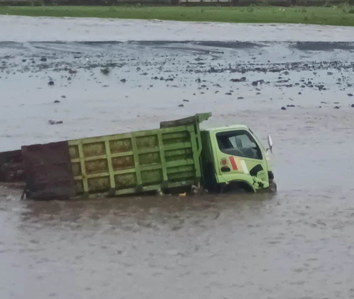 Berniat Cuci Truk di Sungai, Sopir Asal Banyuwangi Pasrah Kendaraannya Terseret Arus Kali Unda
