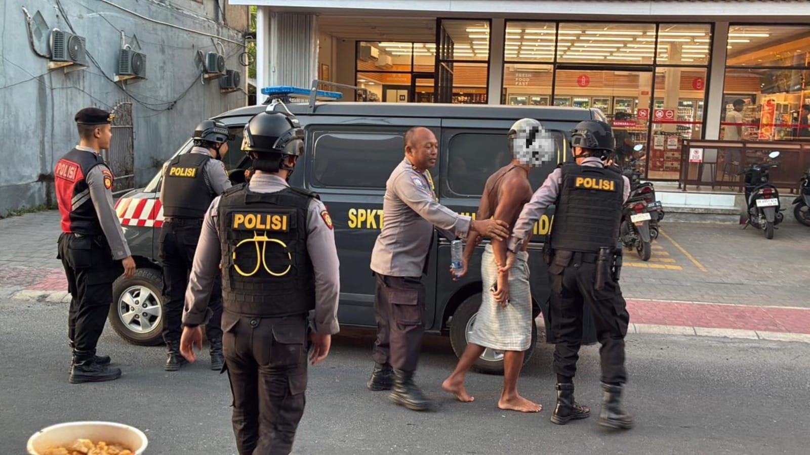 Meracau di Tengah Jalan, Turis AS di Nusa Penida Diamankan Polisi