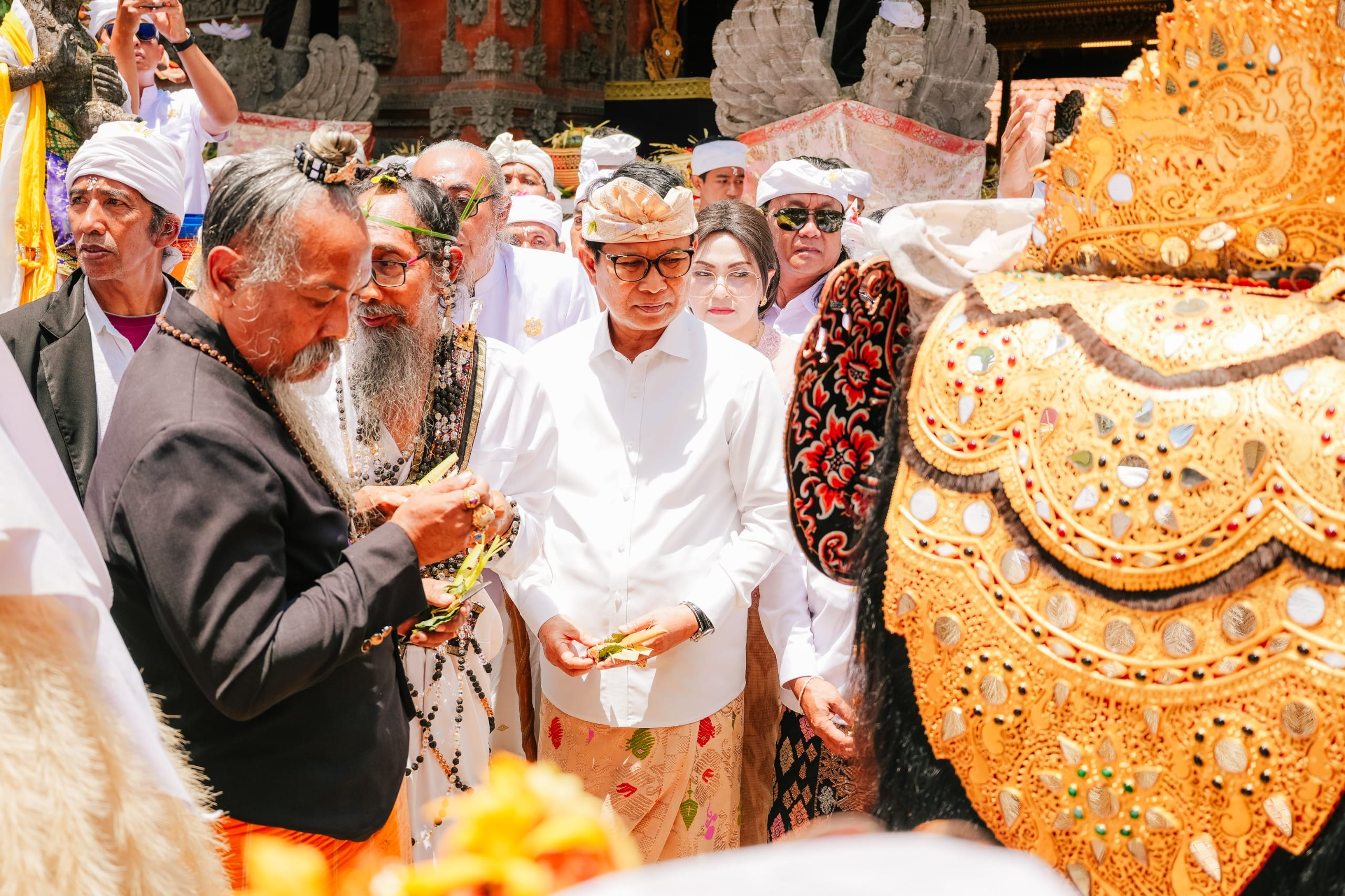 Hadiri Prosesi Sakral di Pura Dalem Bebalang, Bupati Adi Arnawa Warning Pembuang Sampah ke Sungai