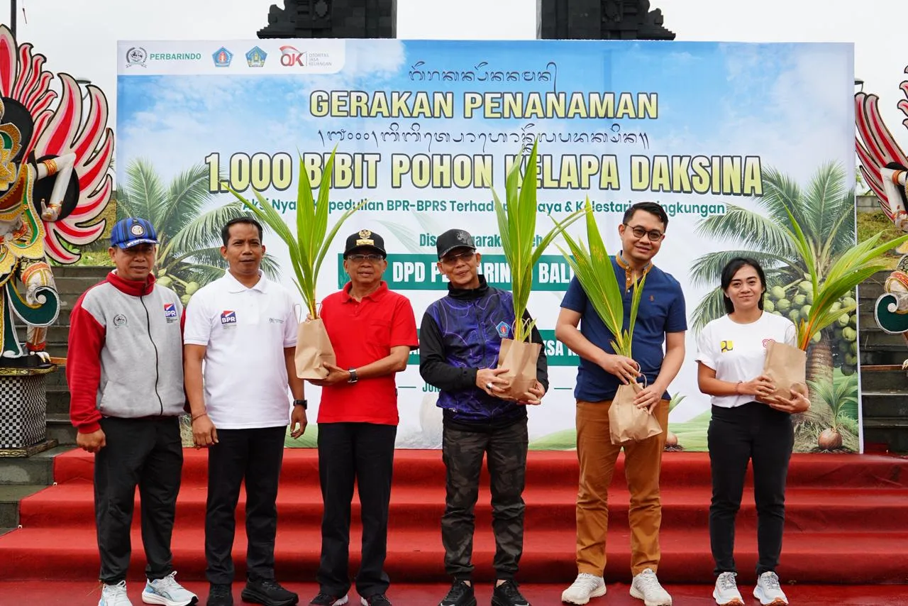 Jaga Ekosistem Upakara, Gubernur Koster dan Perbarindo Tanam 1.000 Kelapa Daksina di Tukad Unda