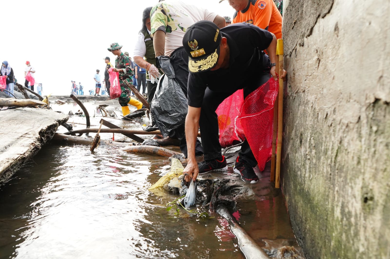 Koster Pimpin Gerakan Bali Bersih Sampah, 27.500 Warga Terlibat