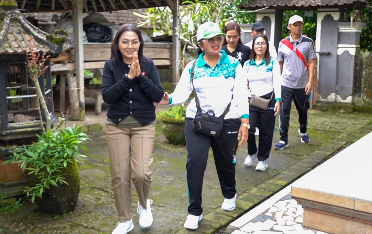 Gebrakan Kulkul PKK di Pangsan: Istri Bupati Badung ‘Serbu’ Sampah hingga Bagi Kursi Roda