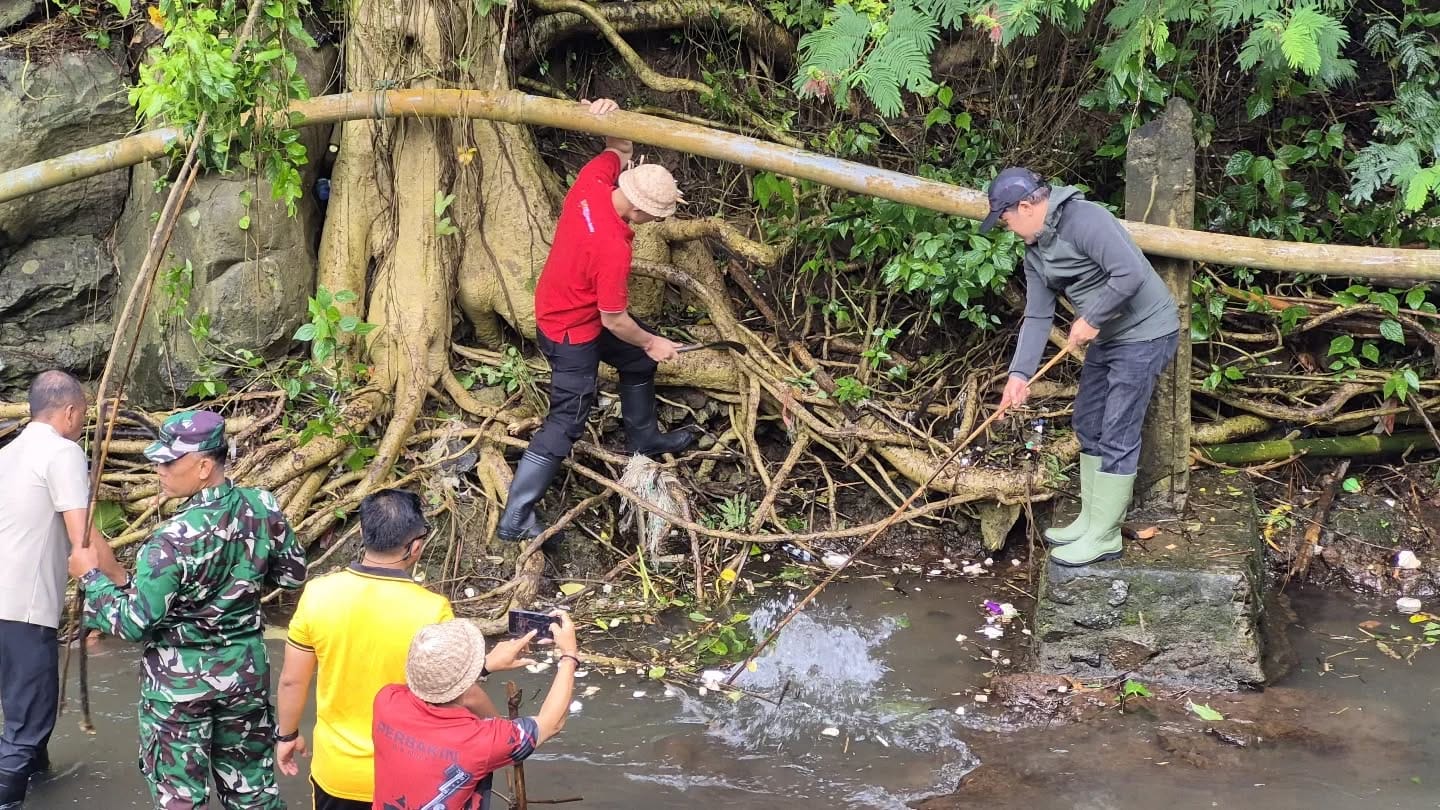 Bangli ‘BISA’! Sedana Arta dan Wayan Diar Turun ke Sungai Sangsang Sisir Sampah Plastik
