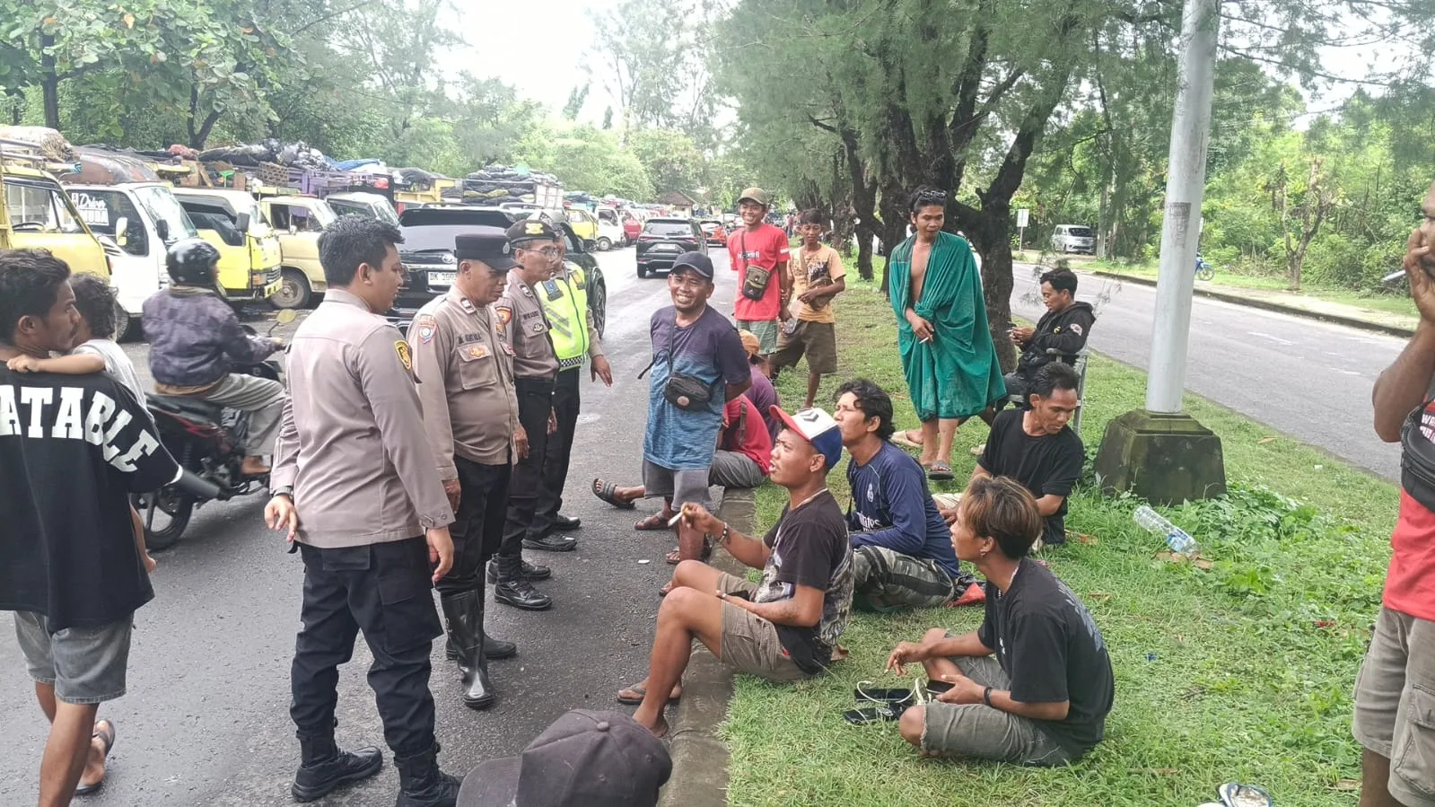 TPA Suwung Tutup Total! Truk Sampah Mengular di Jalan, Polisi Terjunkan Personel Amankan Lokasi